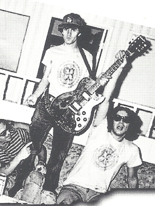 1977-00-00 - metal mike and gregg turner 1977 VOM Kiss t shirts GREEN DAY POSE